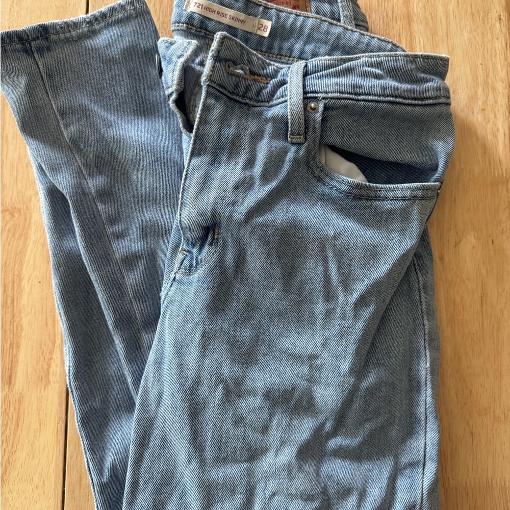 721 Levi’s- high rise skinny jeans size 28